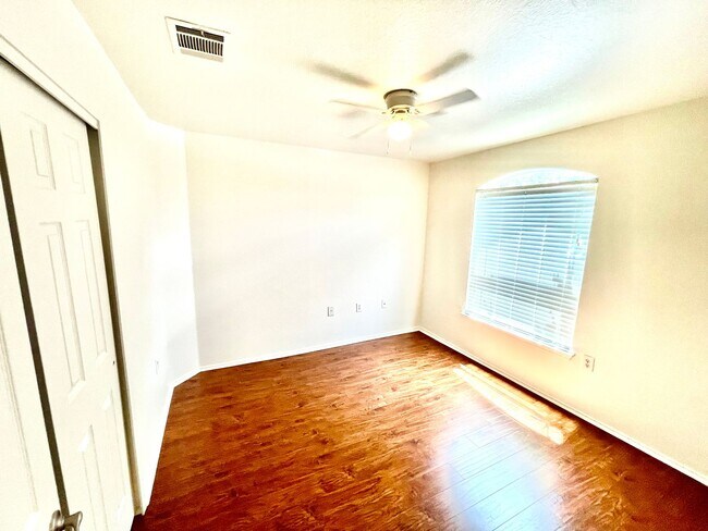 Building Photo - Home near downtown Austin and Airport!