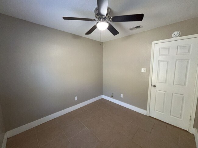 Building Photo - 709 Lisa Ln