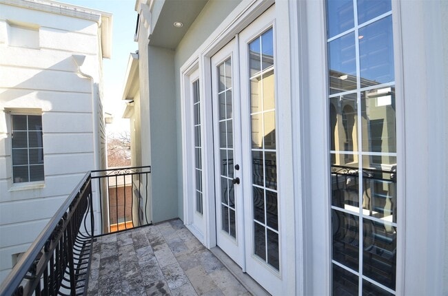 Building Photo - 1818 Binz St