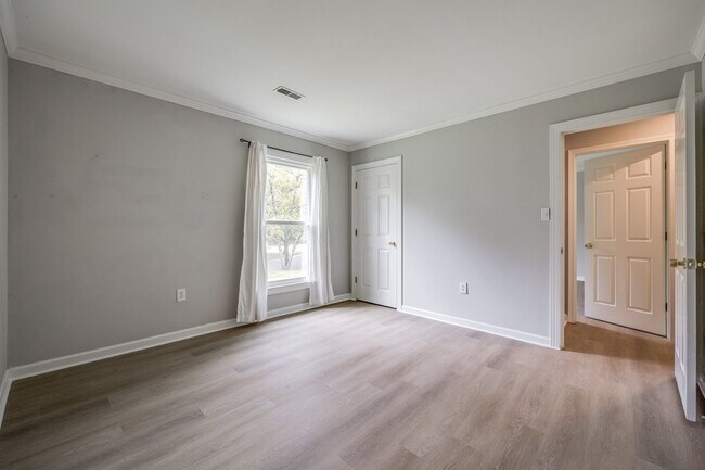 Building Photo - Beautiful 3 bedroom 2 full bath Ranch on a cul-de-sac in Charlotte's Walnut Creek community.