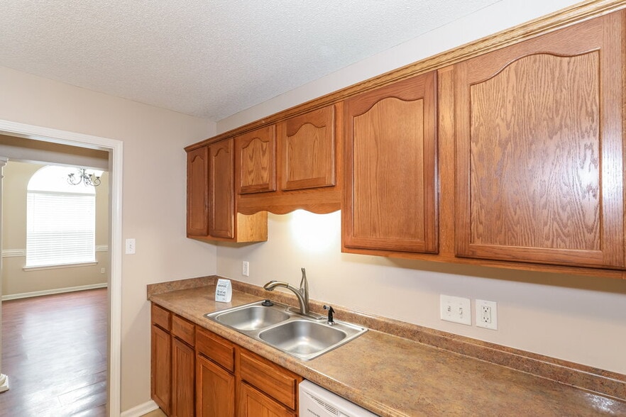 Building Photo - 10255 Green Moss Dr S