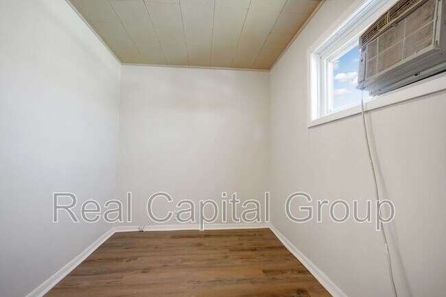 Building Photo - 305 Cable St