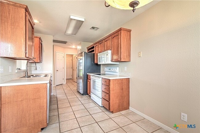 Building Photo - 5005 Warwicke Dr