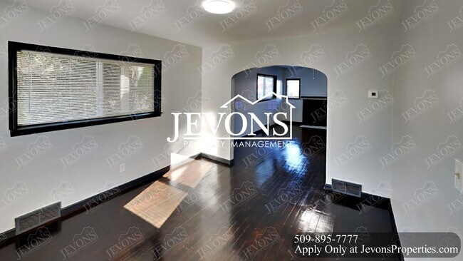 Building Photo - Spacious 3-Bedroom Home in Yakima with Fenced Yard & Driveway Parking