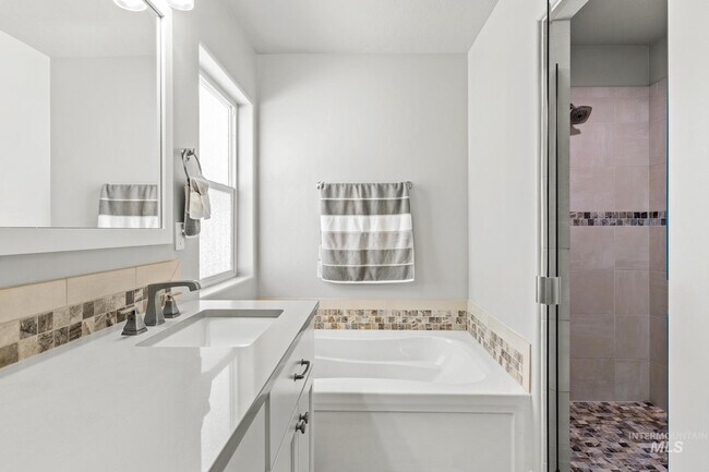 Building Photo - 319 N Baxter Way