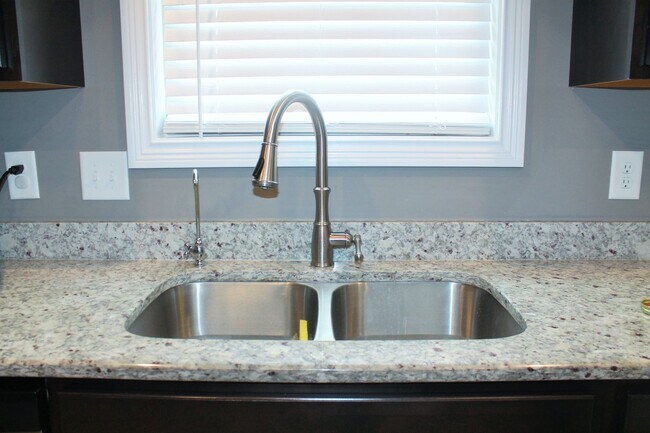 Building Photo - 256 Azalea Dr
