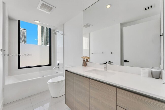 Building Photo - 460 NE 28th St