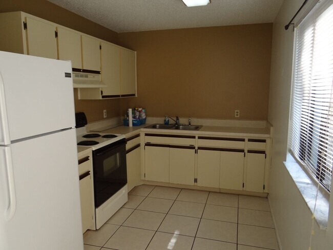 Building Photo - Super Clean Annual 2 bed 1 bath 1 garage home in Kingsway Elementary District