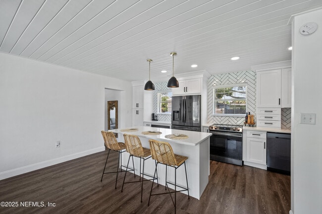 Building Photo - 1717 Sunset Dr
