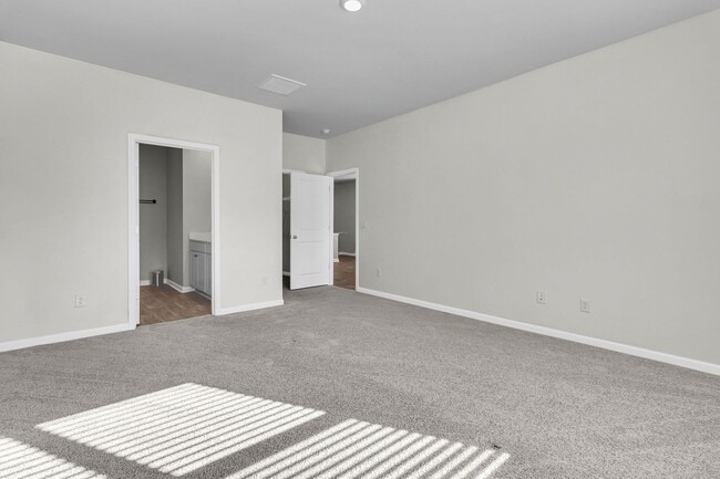 Building Photo - 3 Bedroom 2.5 Bath Located in Pine Hills i...