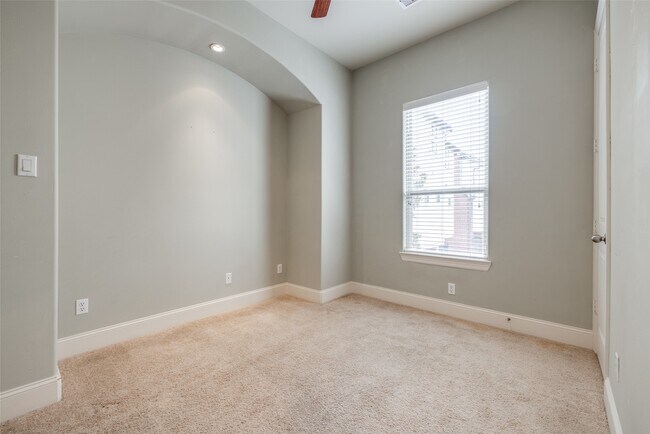 Building Photo - 2915 Pease St