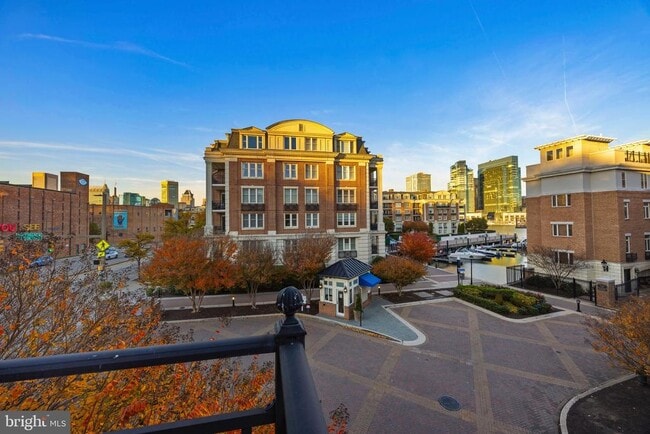 Building Photo - 900 Valencia Ct