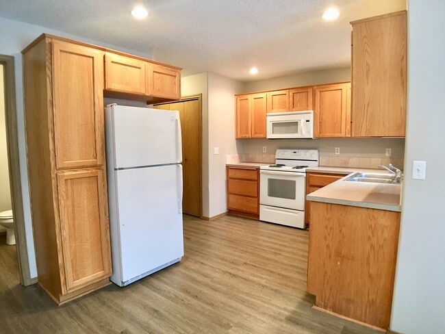 Building Photo - Finic5