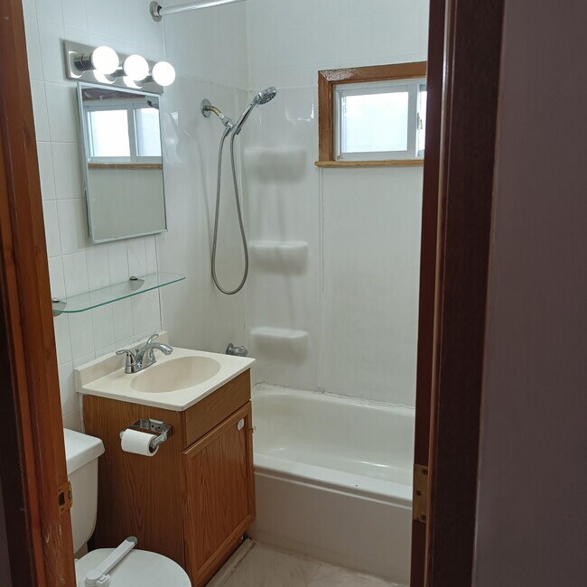 Building Photo - 1440 W Barry Ave