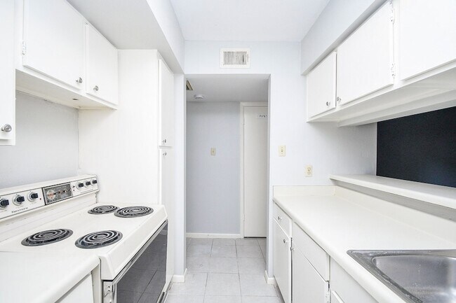 Building Photo - 8433 Hearth Dr