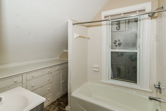 Building Photo - 4042 Clinton Ave