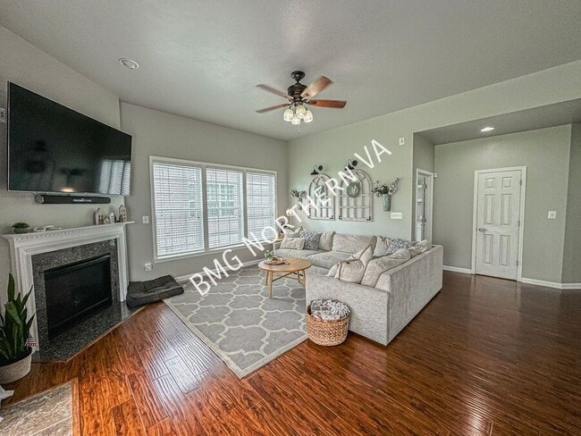Building Photo - 8930 Kingbird Ct