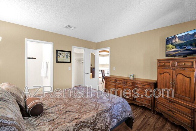 Building Photo - 2064 S Farnsworth Dr