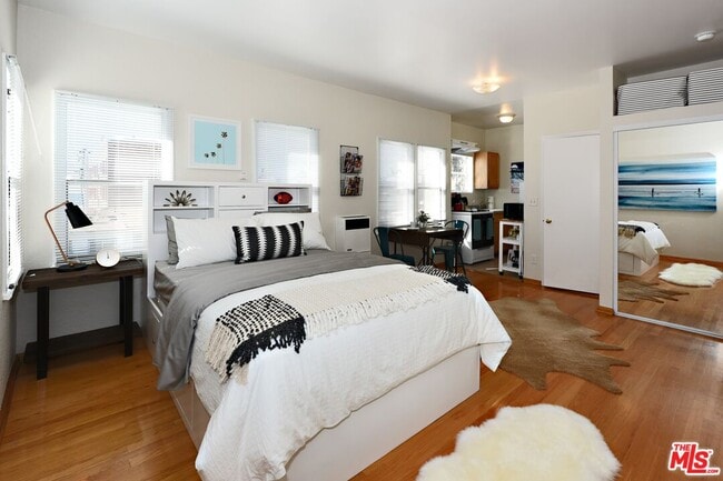 Primary Photo - 26 Breeze Ave