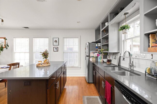 Building Photo - 5405 Sunshine Dr