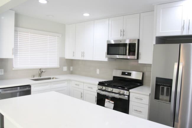Building Photo - 3 Bedroom House in Clairmont - Complete Remodel