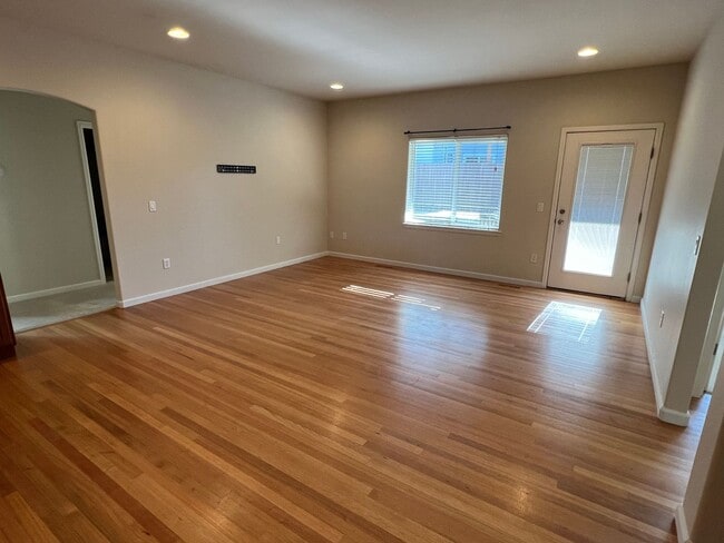 Building Photo - Great location with lots of amenities! 4 b...
