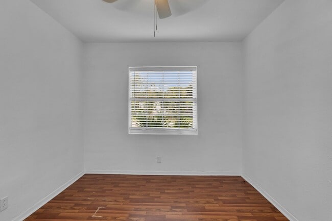 Building Photo - Beautiful home in quiet neighborhood