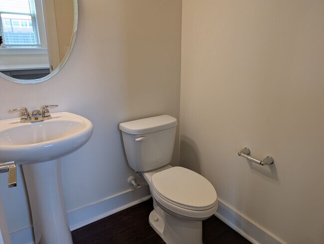Building Photo - Georgeous townhome located in the Central ...