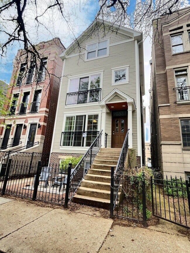 Building Photo - 2538 N Southport Ave