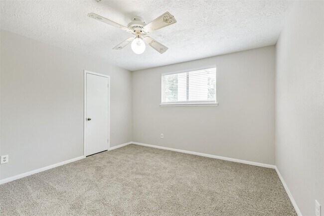 Building Photo - 28902 Twisted Oak Dr