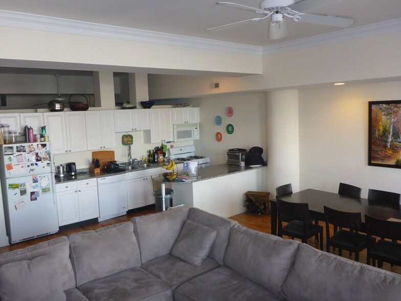 Building Photo - 165 N Canal St