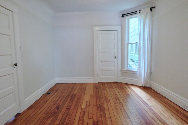 Building Photo - Freshly Updated Pet Friendly First Floor with Parking and Laundry