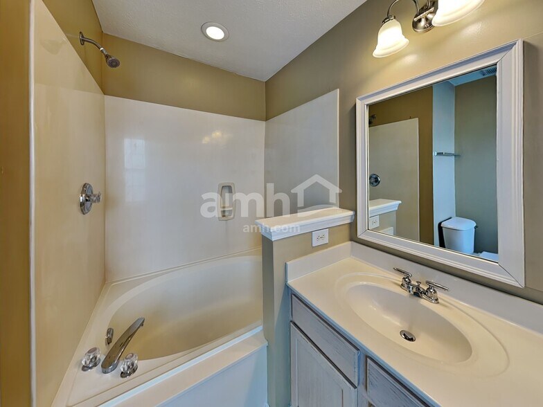 Building Photo - 14036 Wheeling Ct