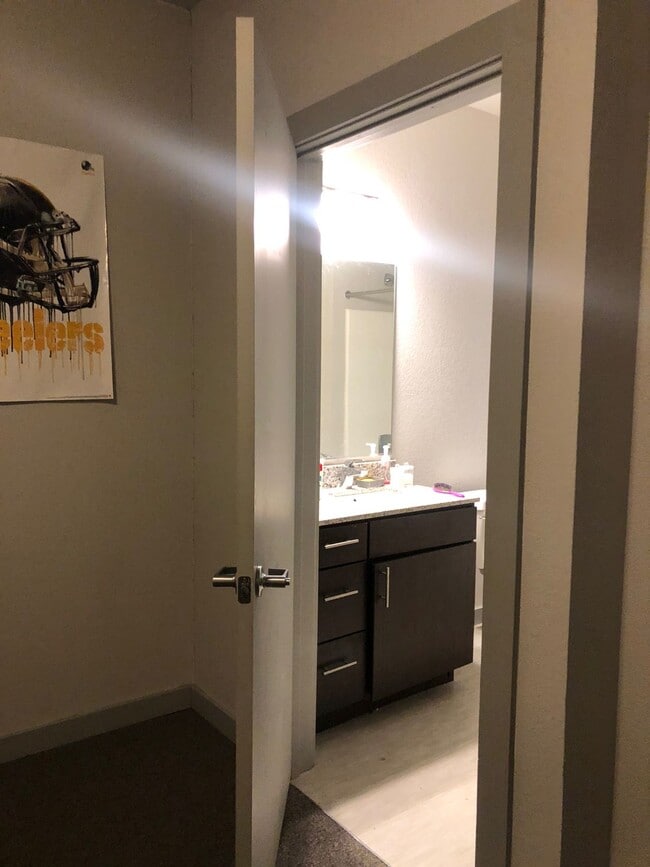 Building Photo - 33 S Hill Ave