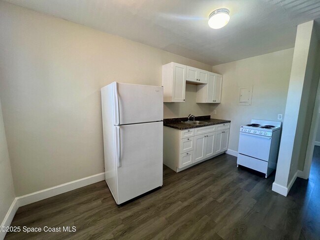 Building Photo - 1328 S Patrick Dr