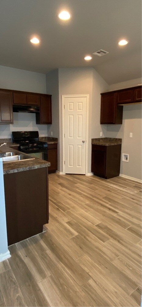 Building Photo - 10240 Hidden Village Dr