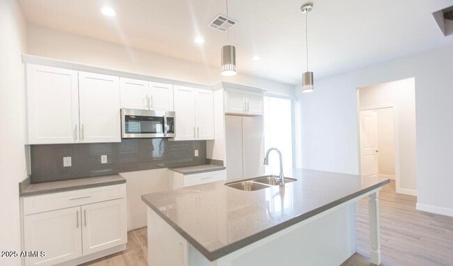 Primary Photo - 1850 N 51st St