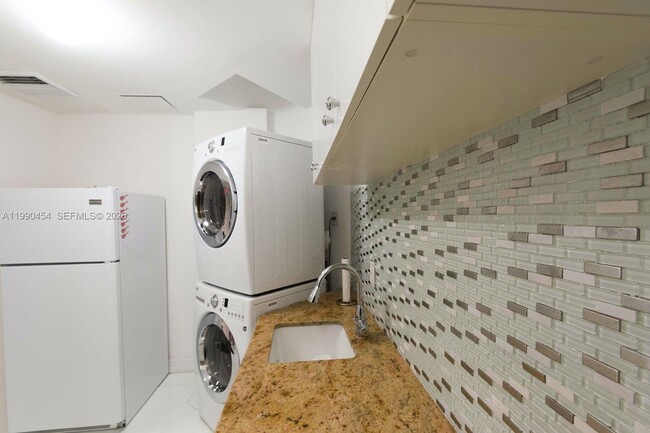 Building Photo - 16275 Collins Ave