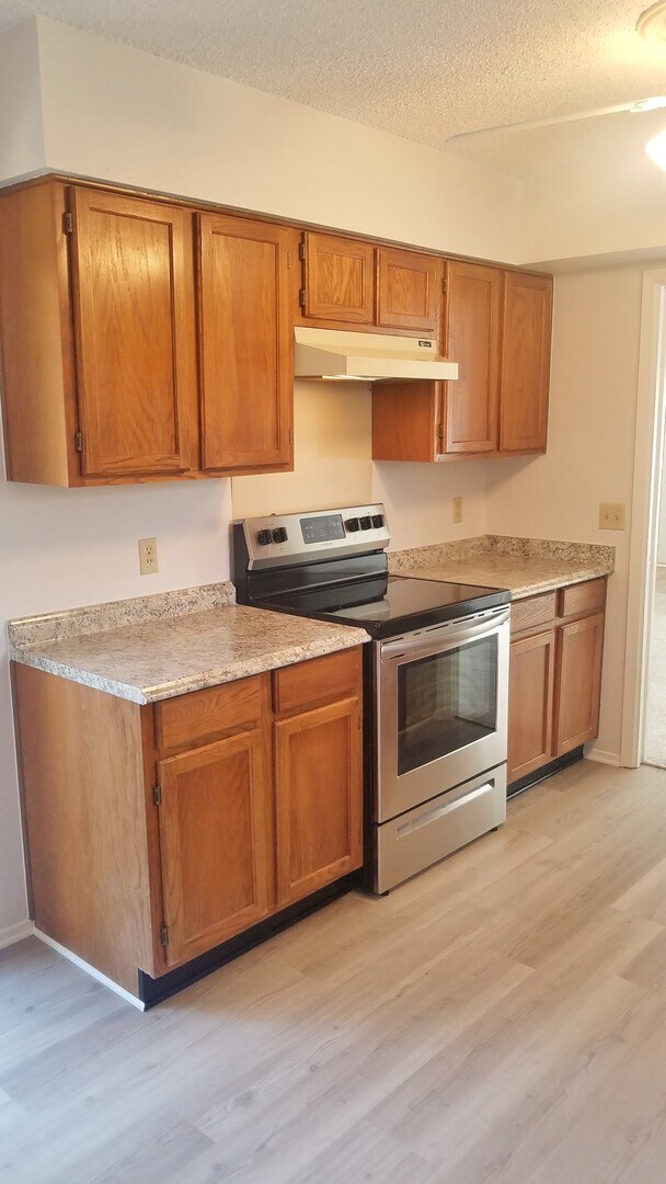 Building Photo - Spacious, Remodeled Duplex Unit Near Hulen...