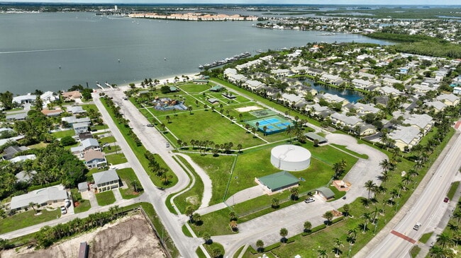 Building Photo - 1911 Cypress Ave