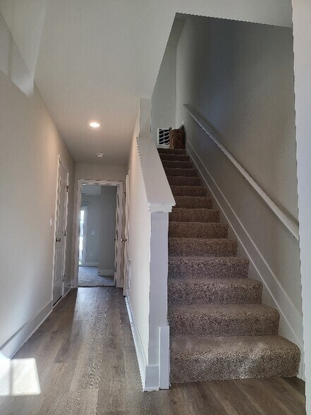 Building Photo - 180 Munsee Cir