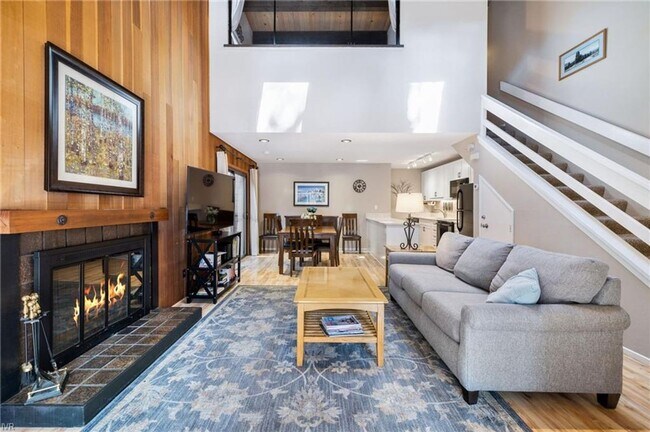Building Photo - Great location in Incline Village