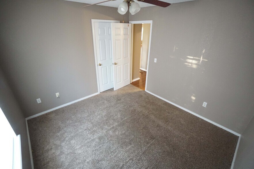 Building Photo - 1172 S Pepper Tree Ln