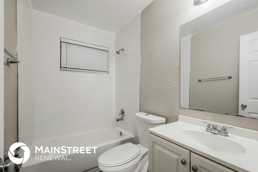 Building Photo - 6212 NW 15th Ct