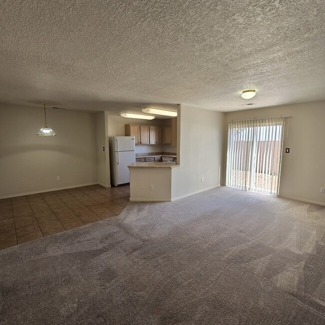 Building Photo - NW Albuquerque Town Home