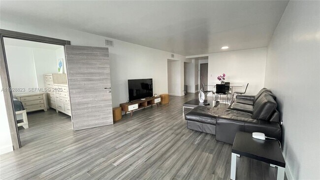 Building Photo - 800 Parkview Dr