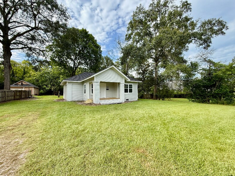 Building Photo - 121 E Kerr Ave