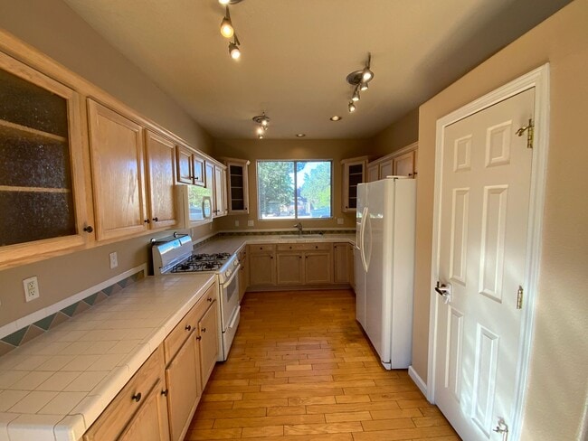 Building Photo - 3 Bedroom Single Story Home Available Near...