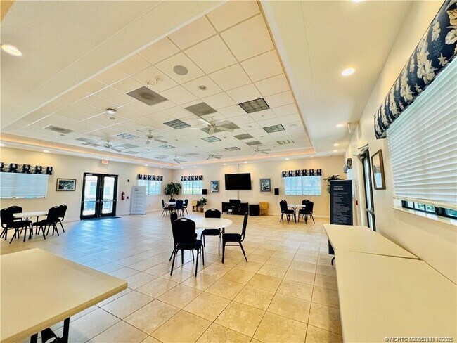Building Photo - 7440 S Ocean Dr