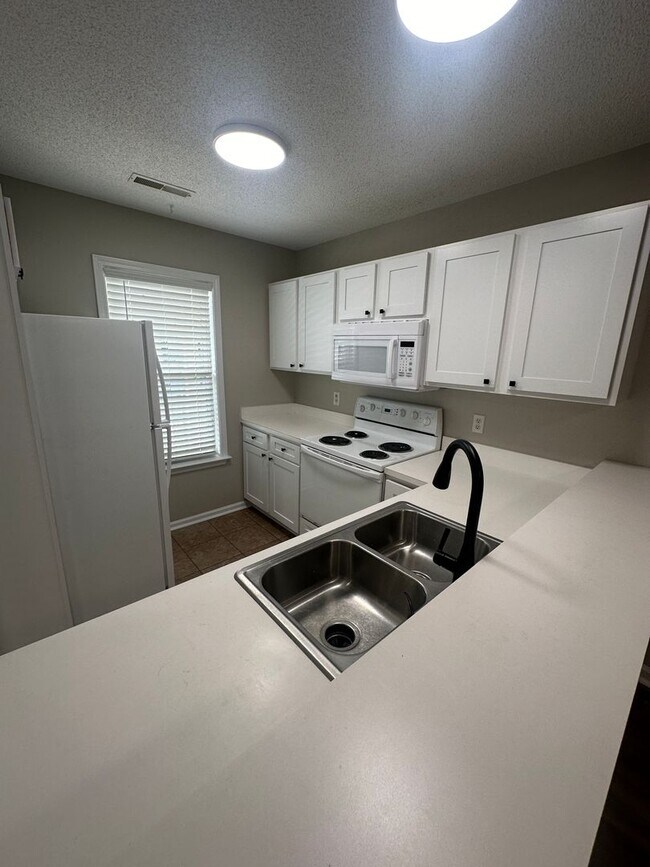 Building Photo - S204